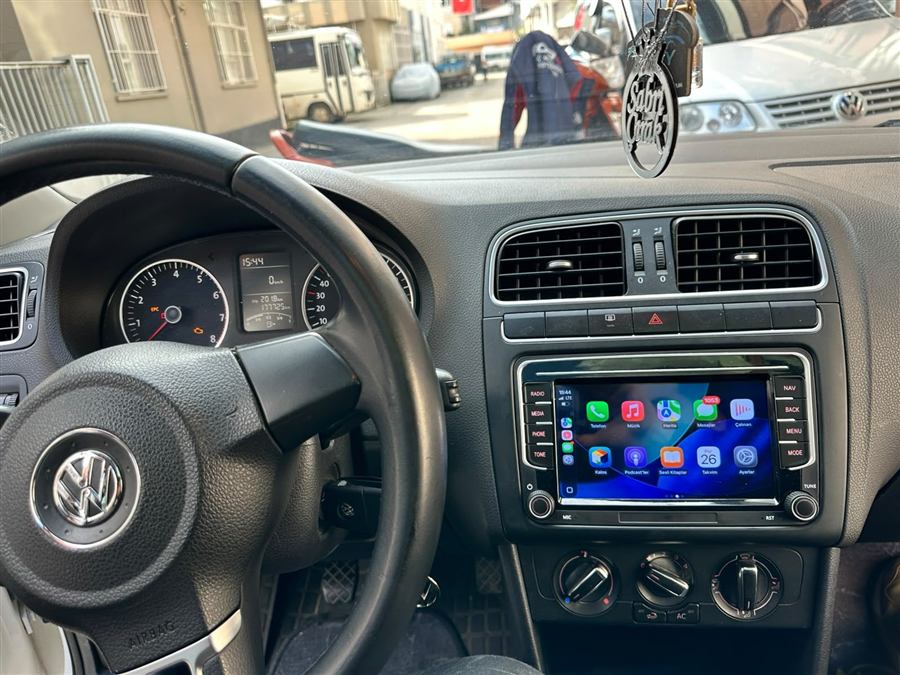 Volkswagen'e CarPlay destekli multimedya ekran montajı