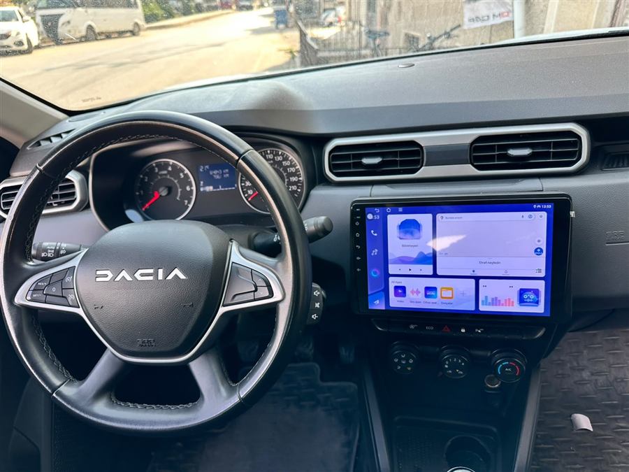 Dacia'ya geniş ekran Android multimedya montajı