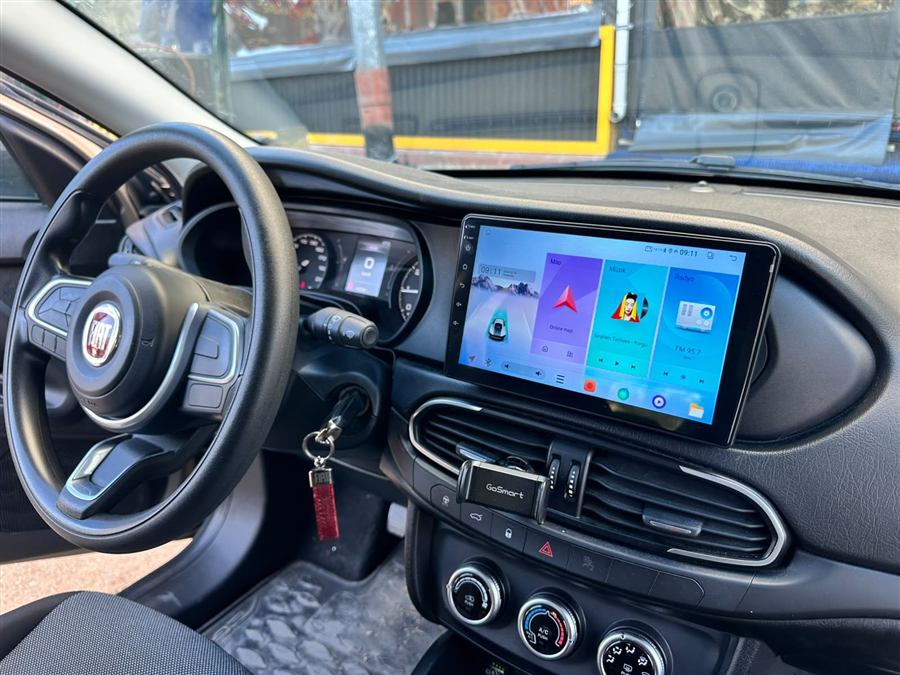 Fiat Egea'ya dikey Tesla tipi multimedya ekran montajı
