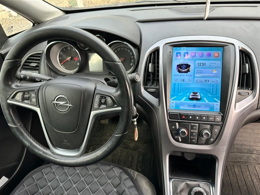 Opel Astra'ya dikey Tesla tipi multimedya ekran montajı