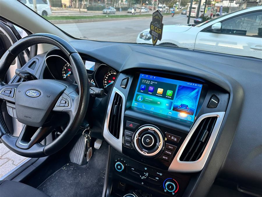 Ford Focus'a Android multimedya ekran montajı