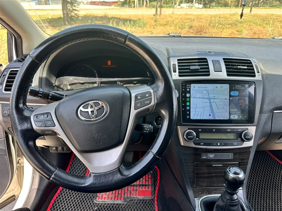 Toyota'ya navigasyonlu multimedya ekran montajı
